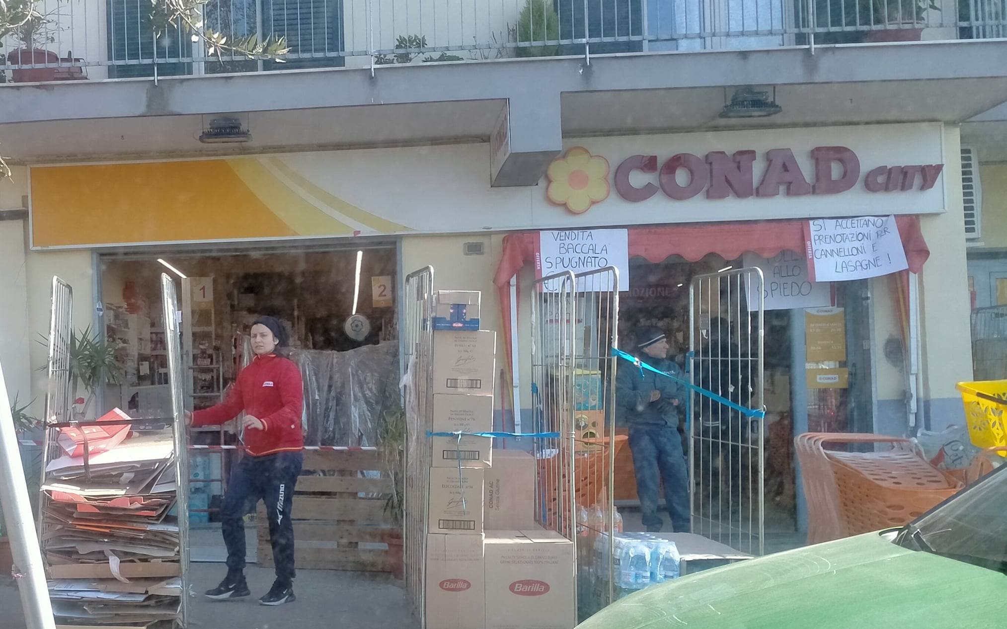 POZZUOLI/ Vetrate sfondate con auto-ariete: colpiti un supermercato e un bar
