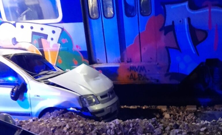 Treno della Circumflegrea travolge auto – LE FOTO