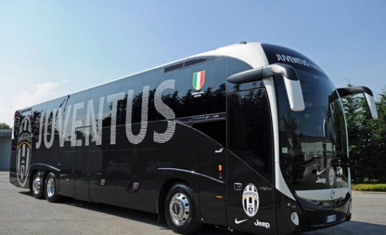 Lanciò uova contro il pullman della Juventus: Daspo per un 16enne