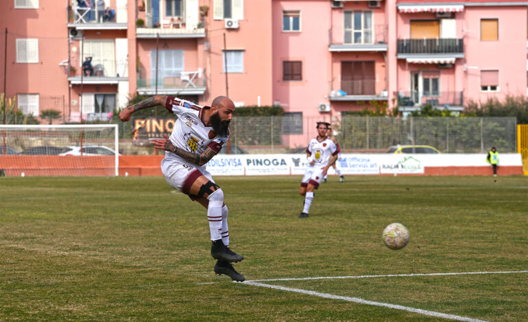 CALCIO/ Puteolana da non credere: 5-0 al Bitonto e play-out a 5 punti