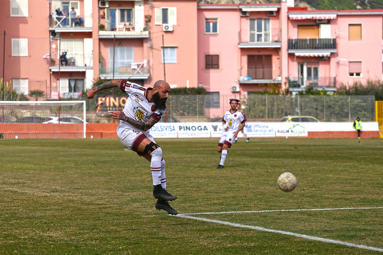 CALCIO/ Puteolana da non credere: 5-0 al Bitonto e play-out a 5 punti