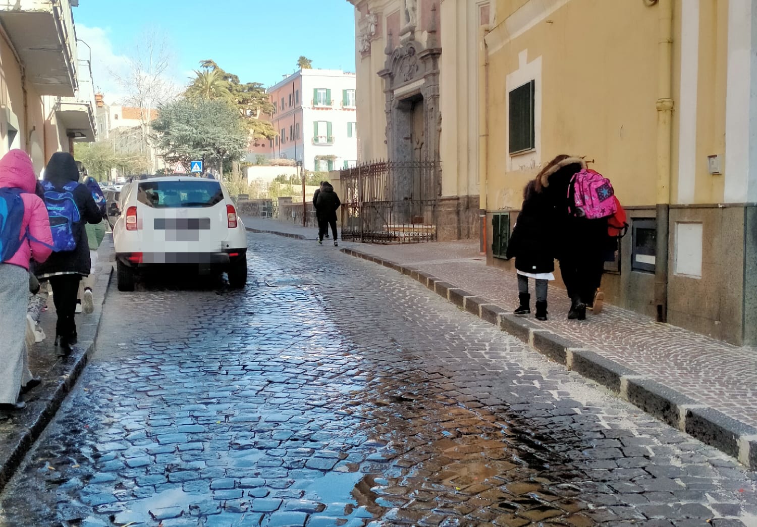 POZZUOLI/ «Vergognosa sosta selvaggia lungo il senso unico di via Rosini»