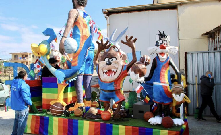 Carnevale in spiaggia a Bacoli: quattro giorni di festa con carri, pupazzi e bimbi in maschera