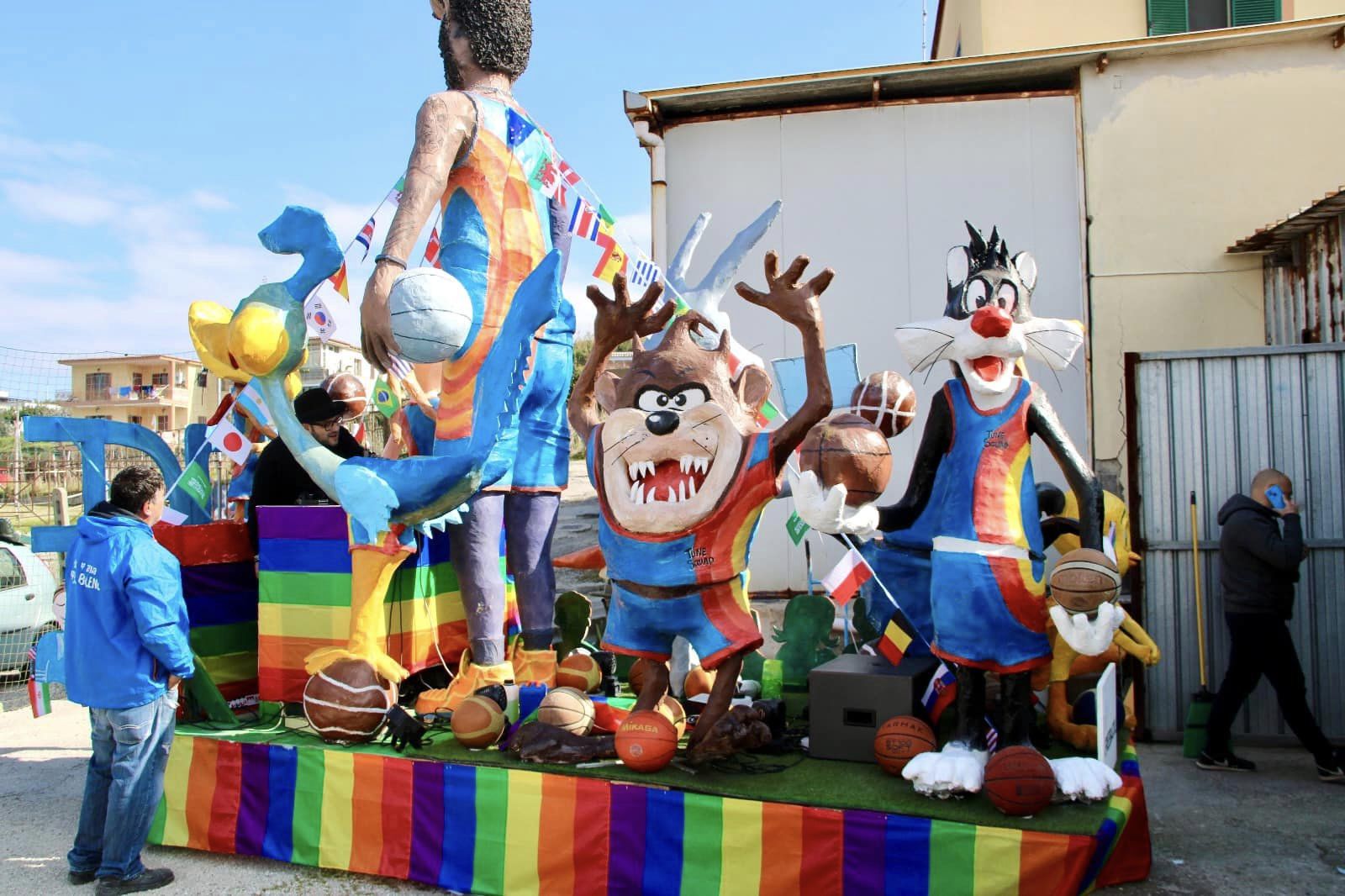 Carnevale in spiaggia a Bacoli: quattro giorni di festa con carri, pupazzi e bimbi in maschera