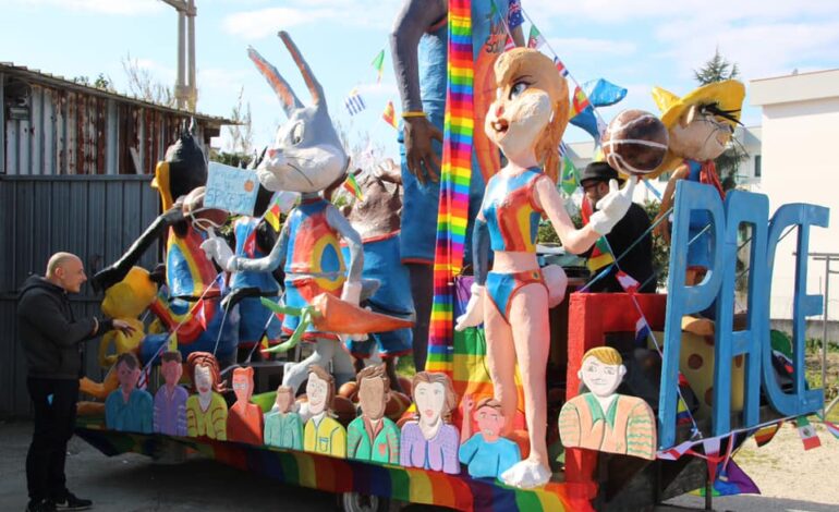Carnevale anche a Bacoli, sfilata a Miliscola con il camion della raccolta differenziata