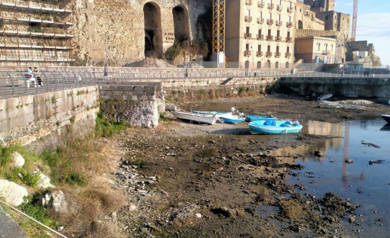 Bradisismo, la Darsena di Pozzuoli sempre più prosciugata – LE FOTO