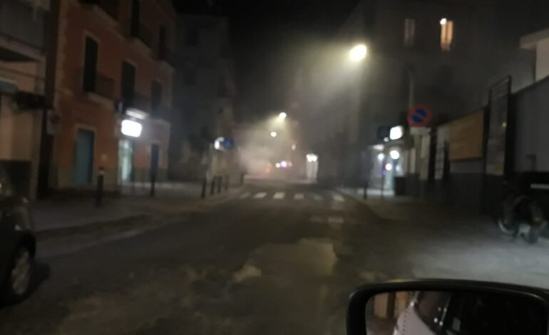 POZZUOLI/ Paura per un’auto in fiamme in via Fasano