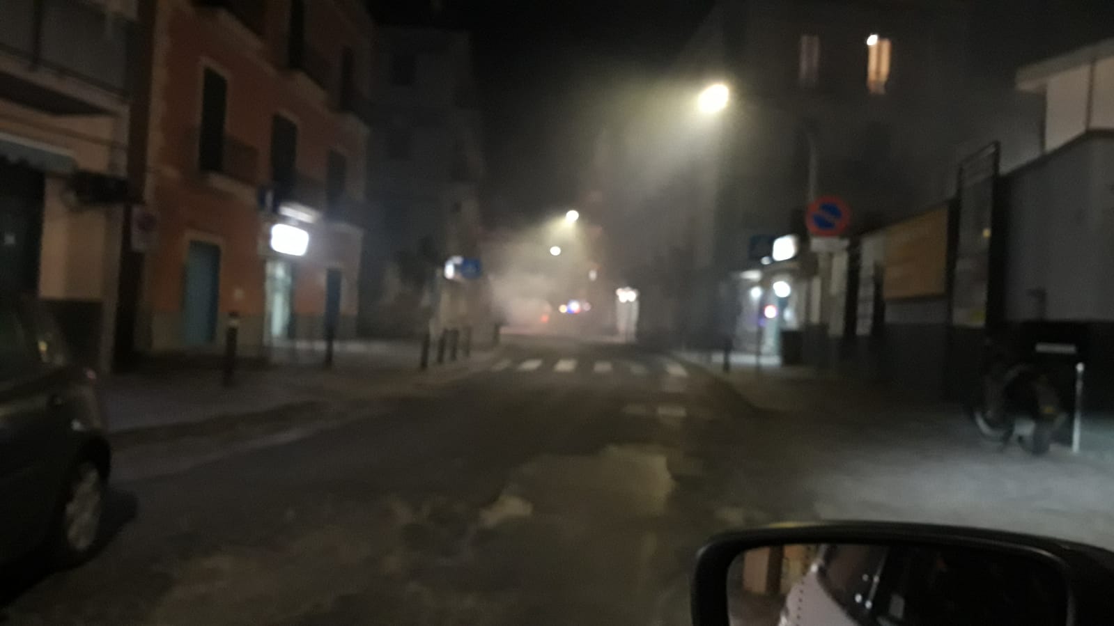POZZUOLI/ Paura per un’auto in fiamme in via Fasano