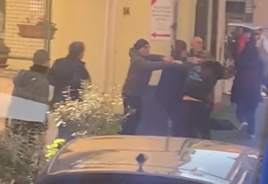 POZZUOLI/ Violenze all’uscita di scuola, rissa tra ragazzini con tirapugni e mazze