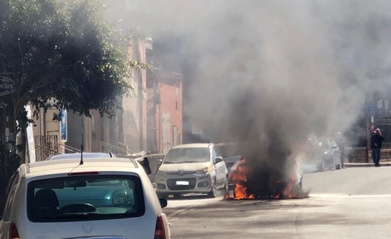 FOTONOTIZIA/ Auto in fiamme a Pozzuoli: paura tra cittadini e commercianti