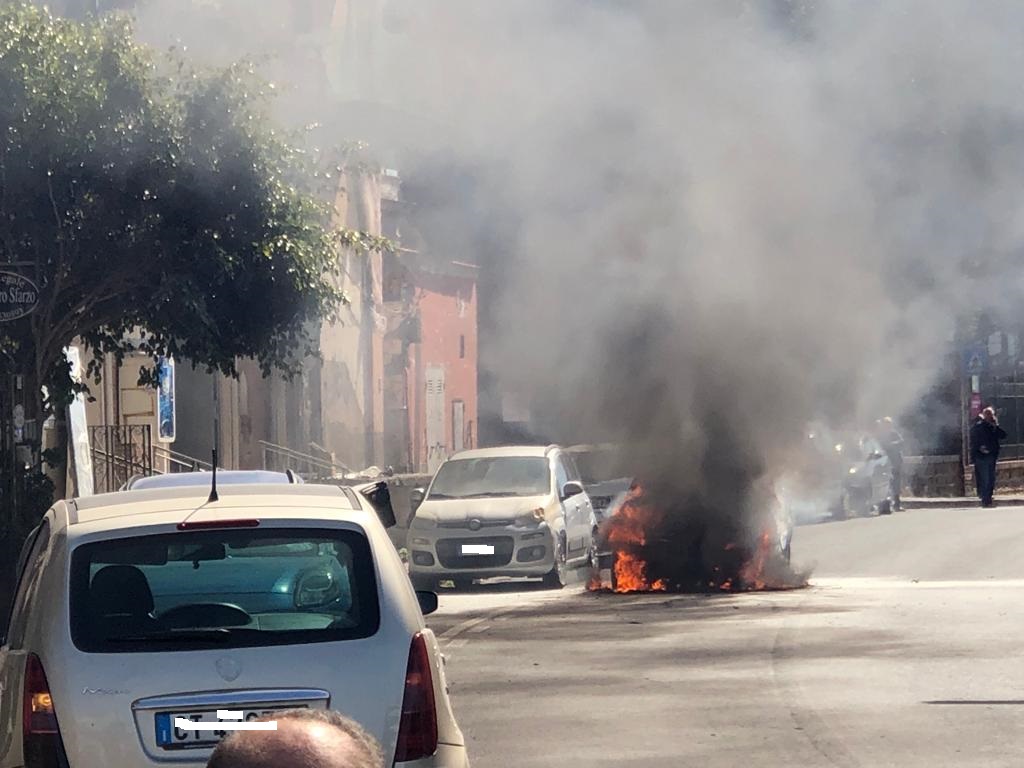 FOTONOTIZIA/ Auto in fiamme a Pozzuoli: paura tra cittadini e commercianti