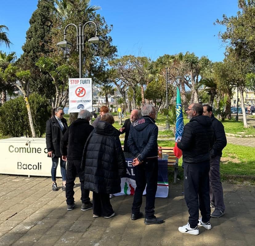 Stop ai furti a Bacoli, raccolte 400 firme in villa comunale