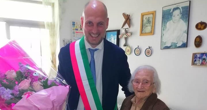Maria Carmina compie 104 anni: gli auguri del sindaco di Monte di Procida