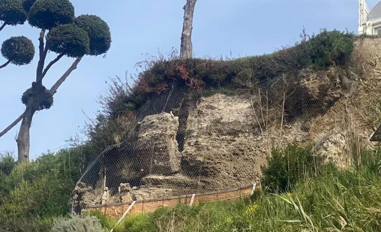 Cede il costone, stop alla circolazione dei treni della Cumana sulla tratta Pozzuoli-Arco Felice