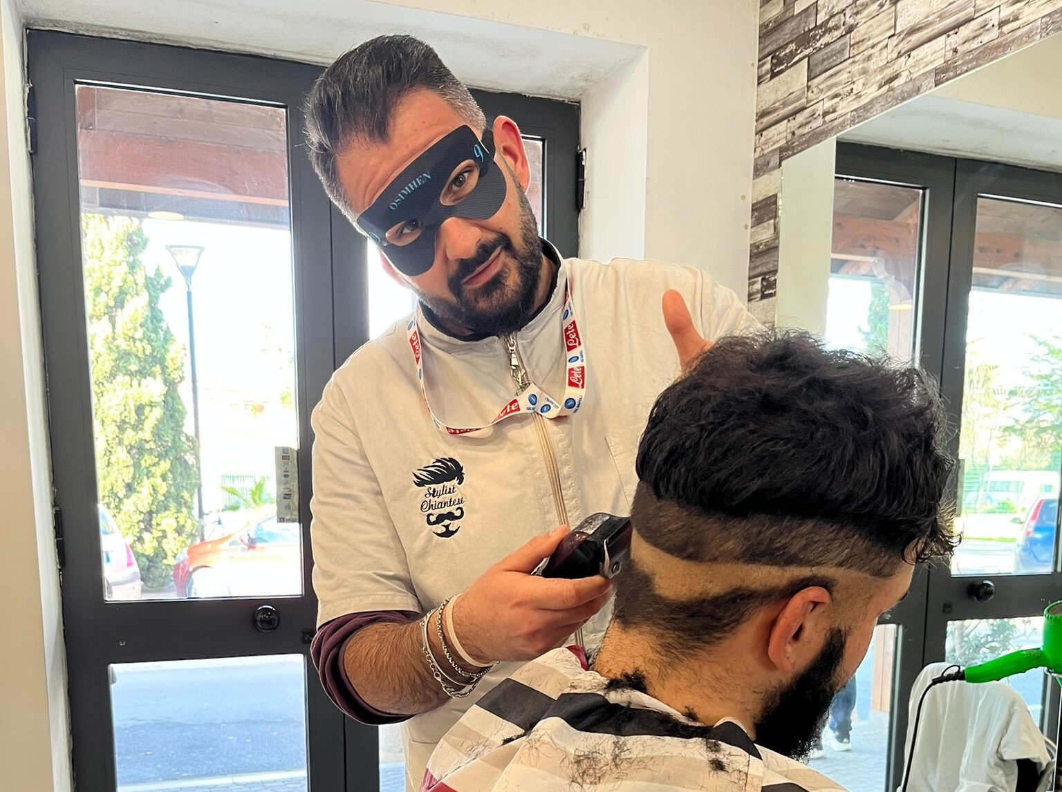 CURIOSITA’/ A Pozzuoli c’è Alessandro, il barbiere che taglia i capelli con la maschera di Osimhen