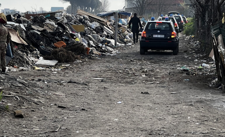 Blitz dei carabinieri nel campo rom di Giugliano: sequestrate 53 auto e trovati quintali di rame