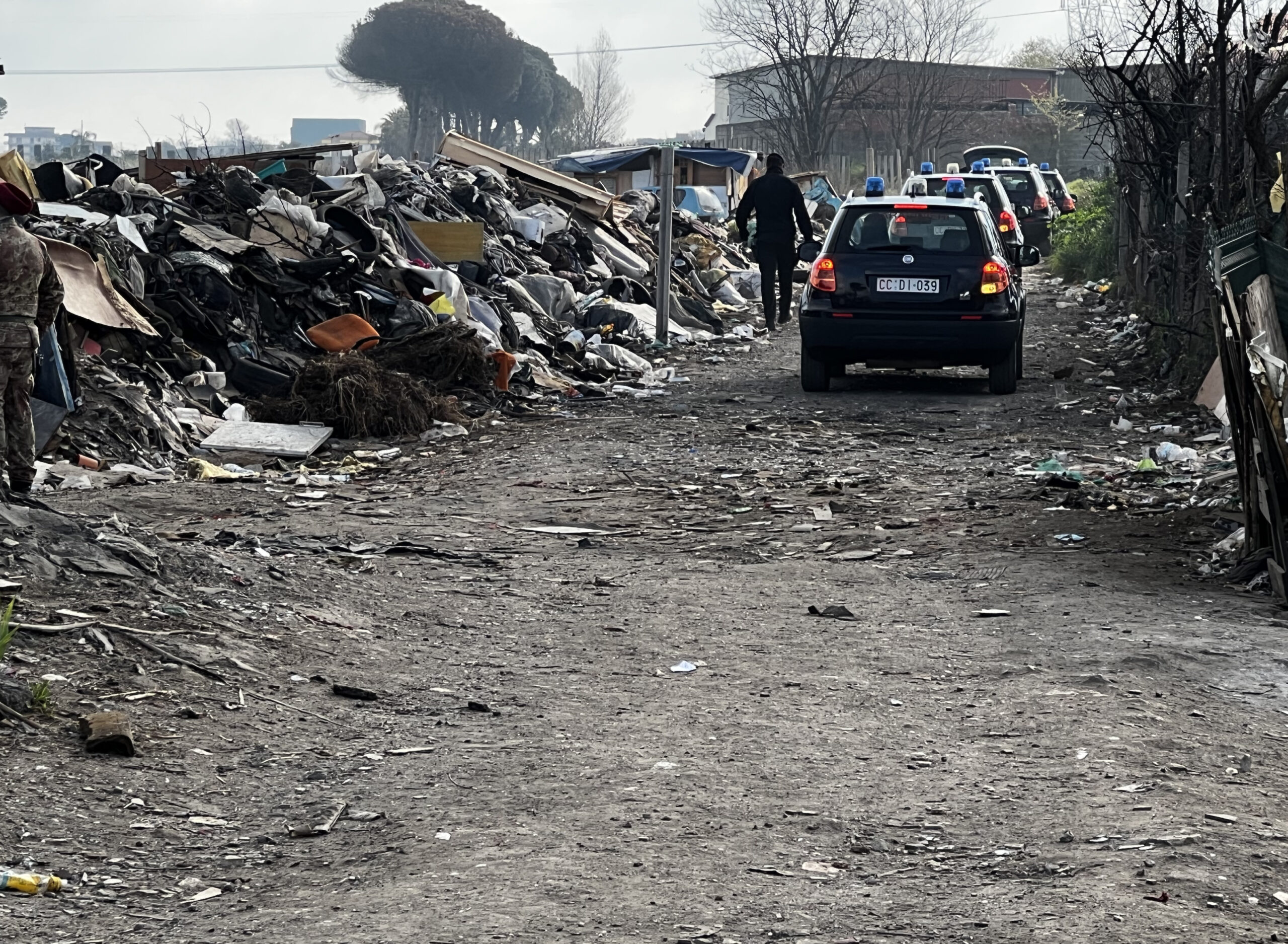 Blitz dei carabinieri nel campo rom di Giugliano: sequestrate 53 auto e trovati quintali di rame