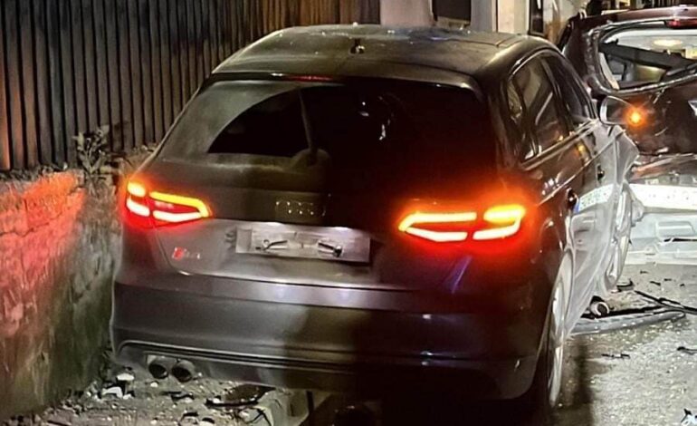 Ladro in Audi senza targhe tenta la fuga dai carabinieri: poi si schianta e finisce in ospedale