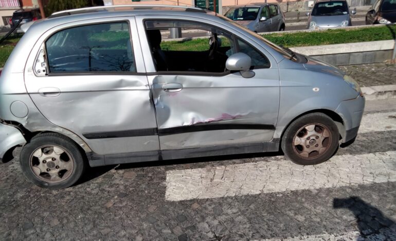 POZZUOLI/ Scontro auto-moto a via Napoli: due feriti – LE FOTO