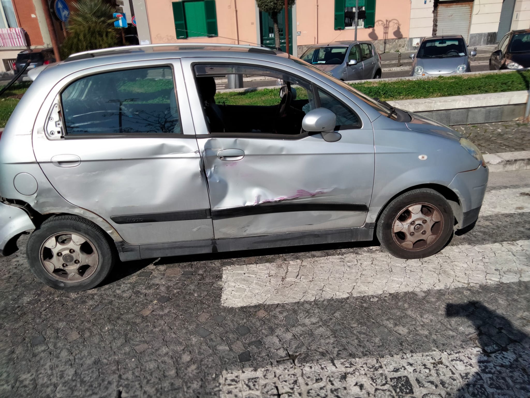 POZZUOLI/ Scontro auto-moto a via Napoli: due feriti – LE FOTO