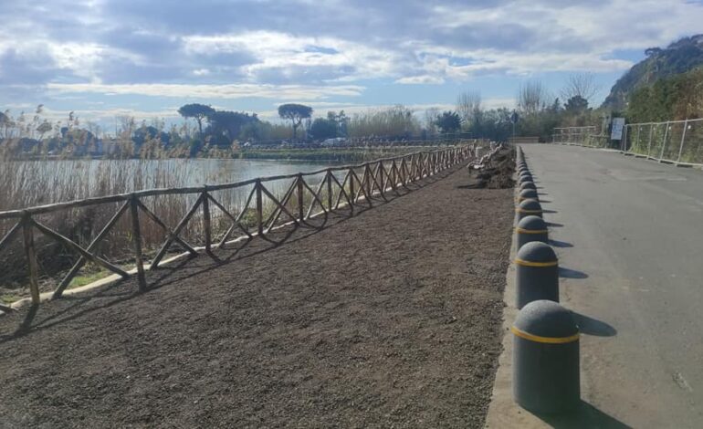 POZZUOLI/ Il Lucrino si rifà il look: staccionata e panchine sul lungolago