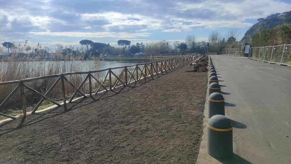 POZZUOLI/ Il Lucrino si rifà il look: staccionata e panchine sul lungolago