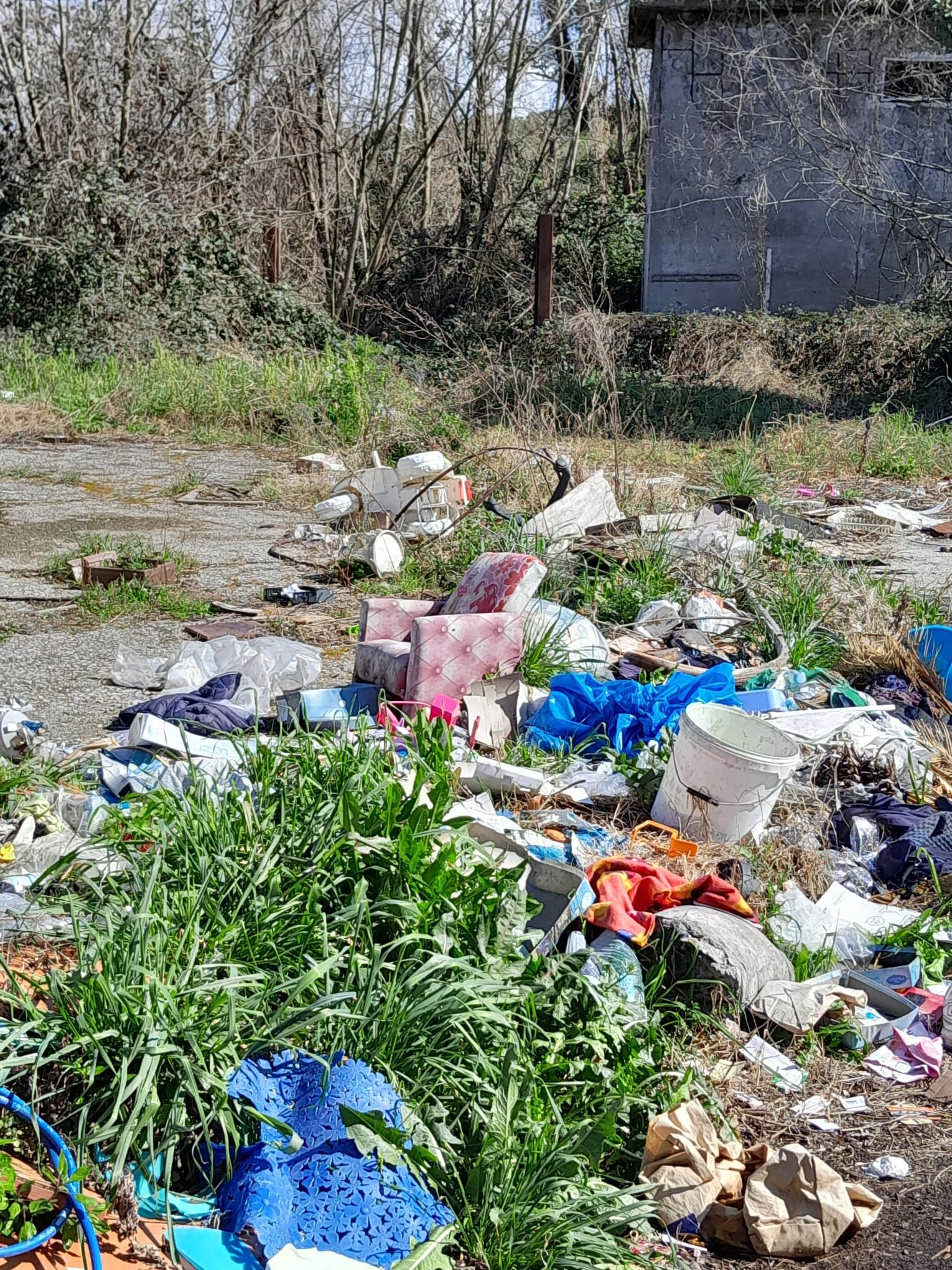 POZZUOLI/ «Munnezza e scarichi abusivi a Licola Borgo: ho segnalato a sindaco e consigliere, ma niente…» – LE FOTO