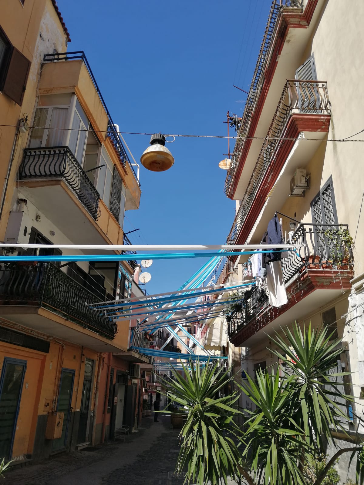 Napoli verso lo scudetto: il centro storico di Pozzuoli si colora di bianco e azzurro