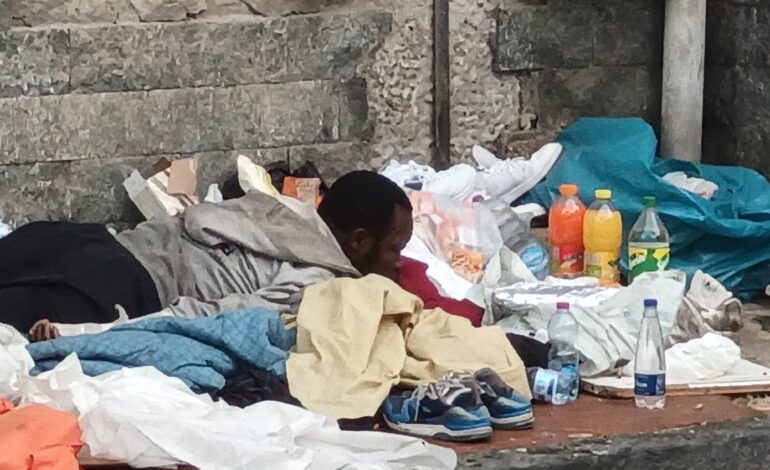 Choc a Pozzuoli, uomo vive in strada tra i rifiuti – LE FOTO