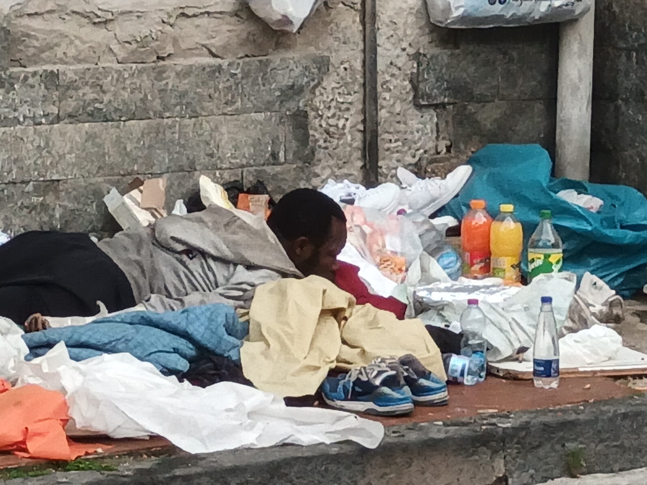 Choc a Pozzuoli, uomo vive in strada tra i rifiuti – LE FOTO