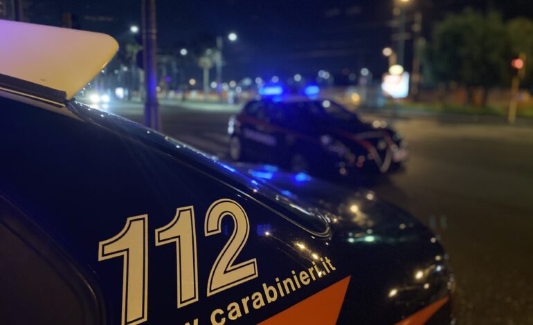 Finestrini di 5 auto frantumati, poi il tentativo di fuga: carabinieri arrestano 31enne