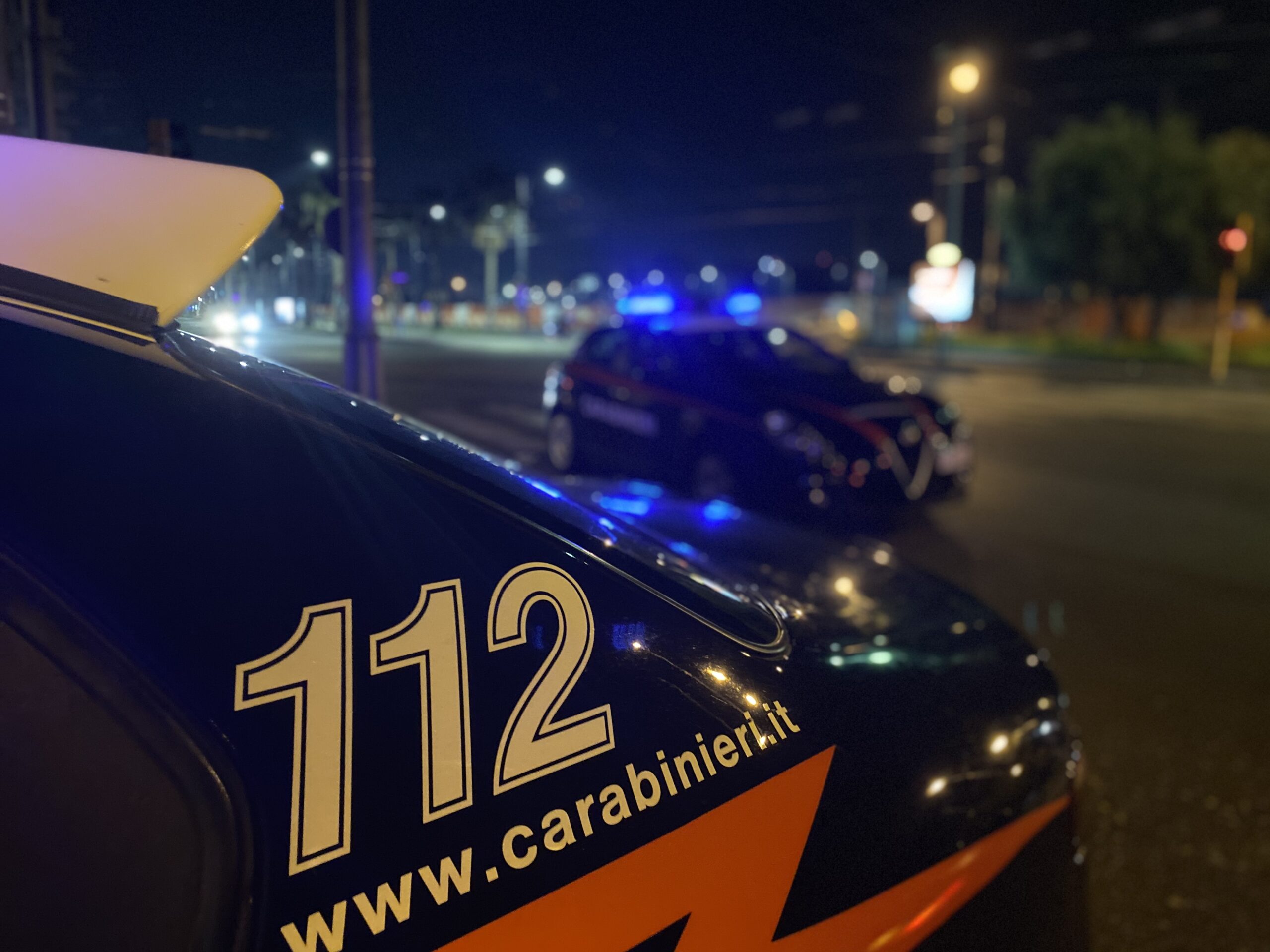 Finestrini di 5 auto frantumati, poi il tentativo di fuga: carabinieri arrestano 31enne