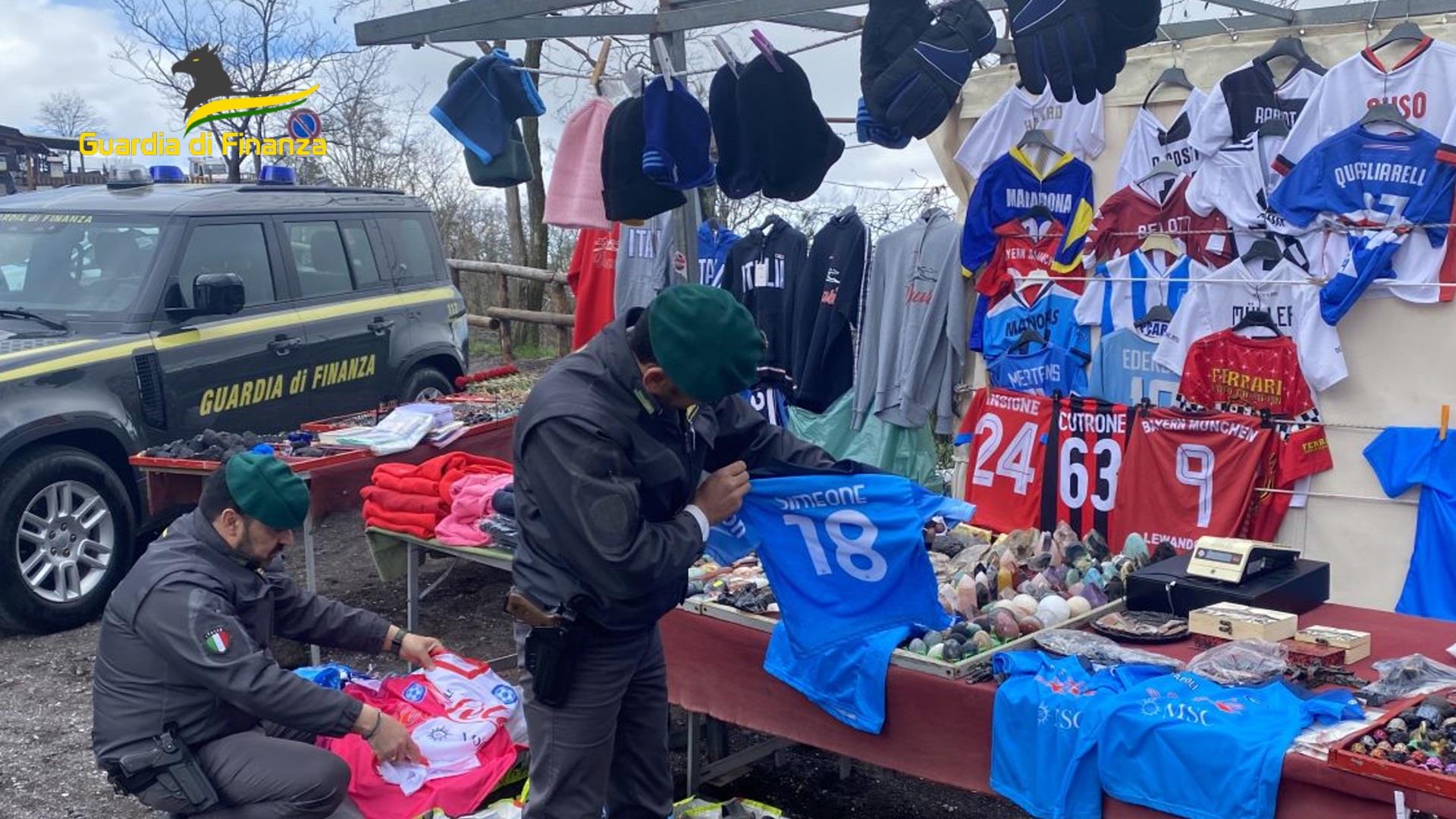 Sequestrate migliaia di magliette, bandiere, sciarpe e gadget con marchio contraffatto della SSC Napoli