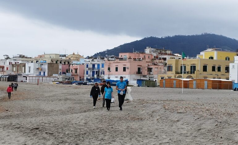 Ambiente, Monte di Procida gioca a #Prendi3 sulla spiaggia di Acquamorta