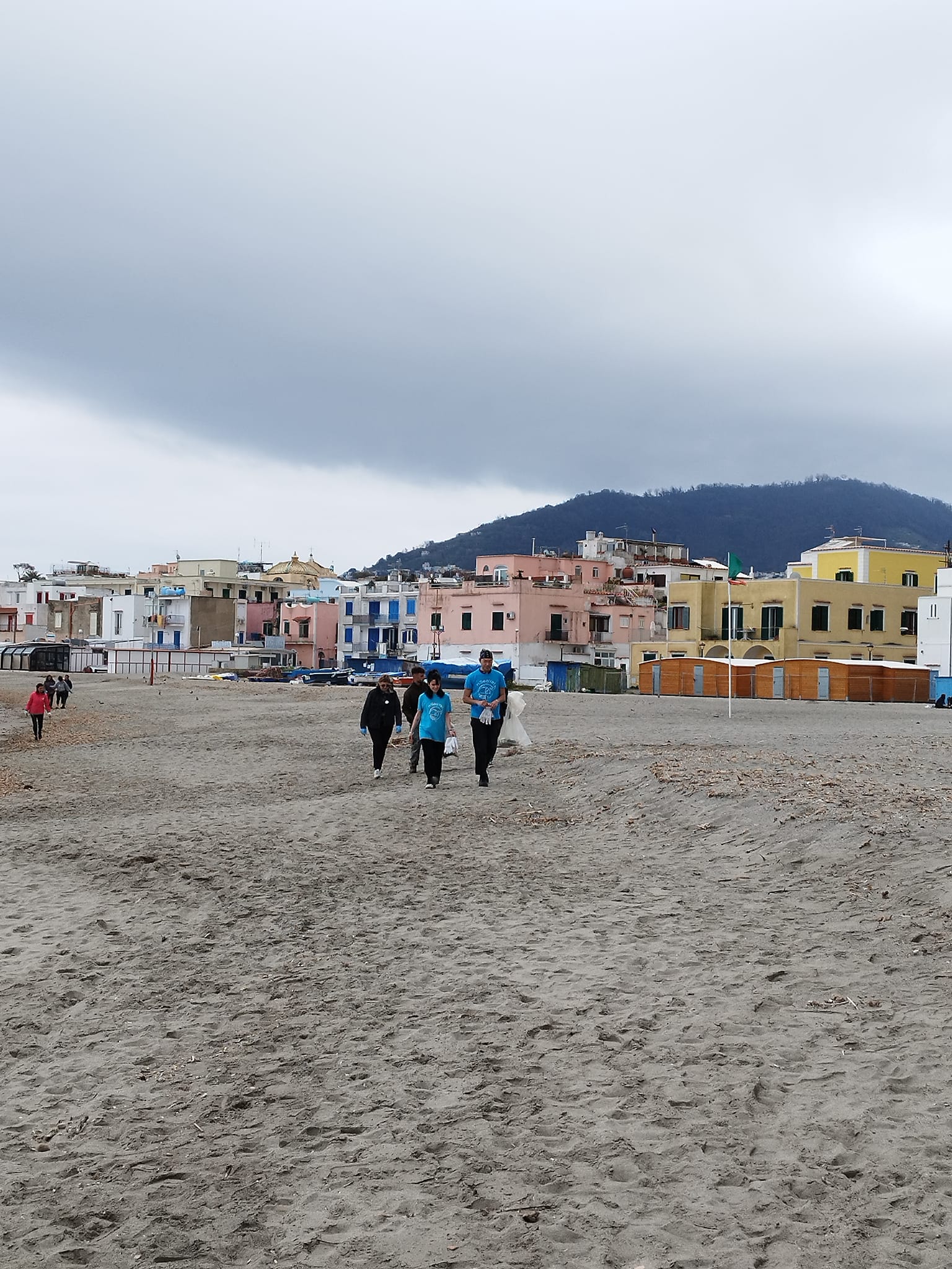 Ambiente, Monte di Procida gioca a #Prendi3 sulla spiaggia di Acquamorta