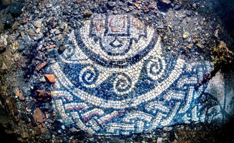 BACOLI/ Nuova scoperta nella Città sommersa di Baia: c’è un un mosaico colorato nelle Terme del Lacus