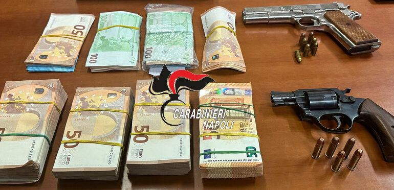 Blitz in casa, trovate pistole e denaro: arrestati fratello e sorella di Pozzuoli