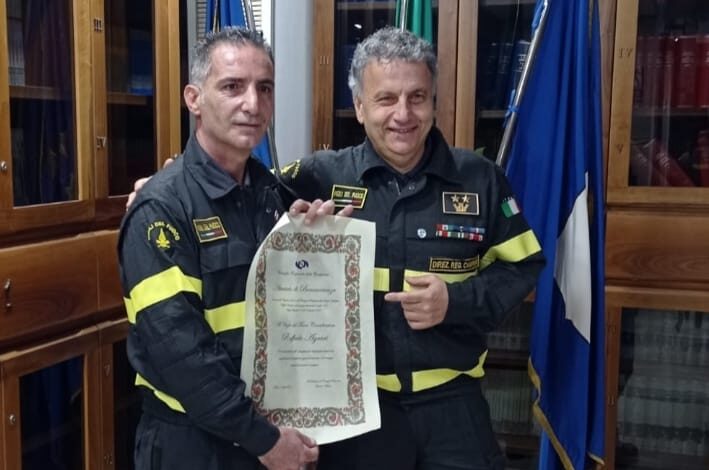 Salvò la vita a un uomo colpito da infarto: premiato vigile del fuoco di Pozzuoli