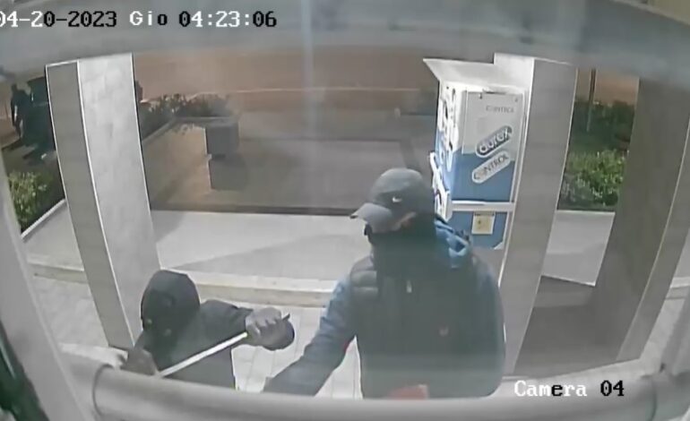 POZZUOLI/ Armati di spranghe tentano furto nella sanitaria “Eurobaby” di Monterusciello – FOTO E VIDEO
