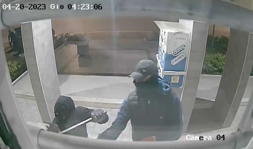 POZZUOLI/ Armati di spranghe tentano furto nella sanitaria “Eurobaby” di Monterusciello – FOTO E VIDEO
