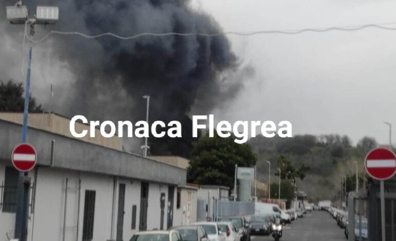 Incendio a Pozzuoli: panificio in fiamme – LE FOTO