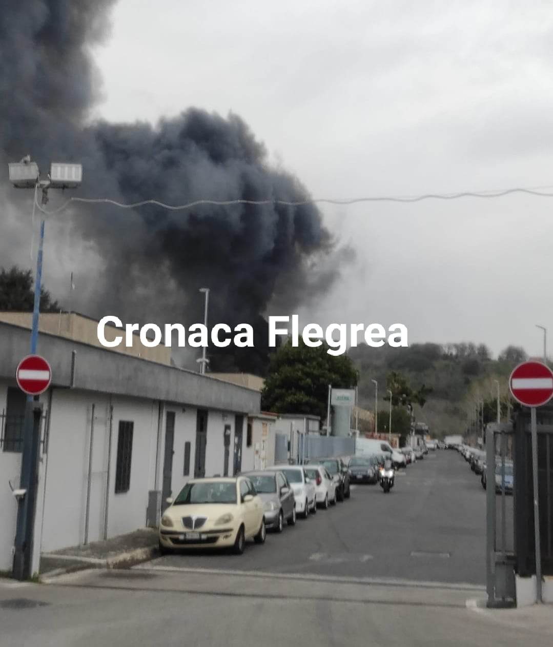 Incendio a Pozzuoli: panificio in fiamme – LE FOTO