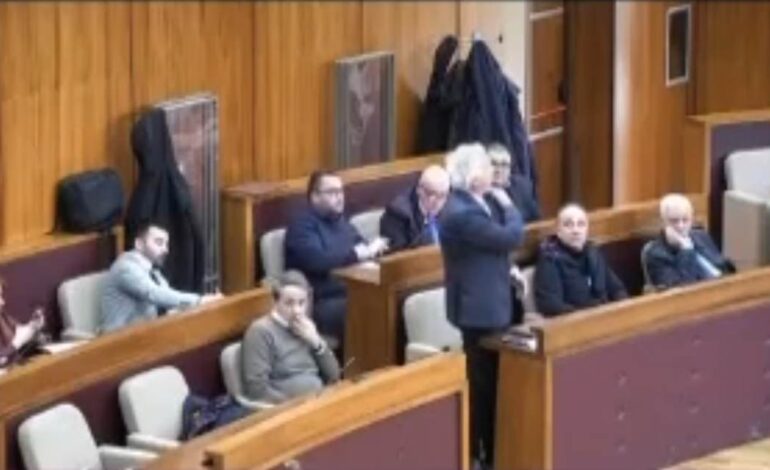 POZZUOLI/ Giallo durante l’assise comunale, consigliere denuncia: «Minacce dal pubblico» – IL VIDEO