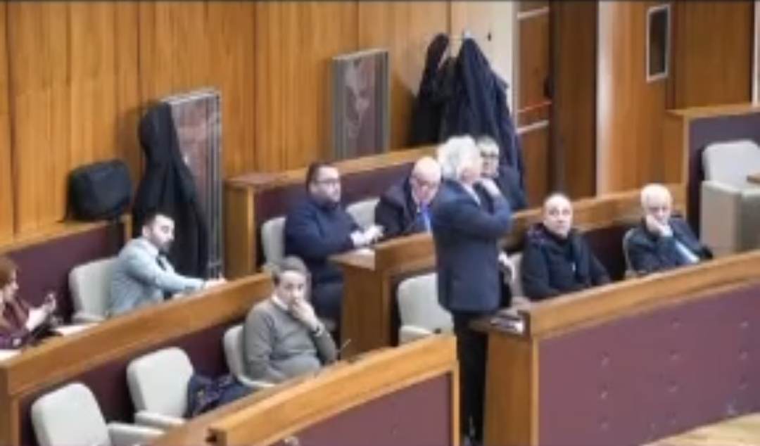 POZZUOLI/ Giallo durante l’assise comunale, consigliere denuncia: «Minacce dal pubblico» – IL VIDEO