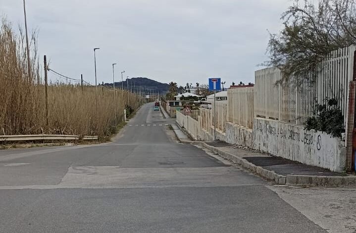 POZZUOLI/ Parcheggiatore abusivo fa estorsione a Licola “Cinque euro per la sosta davanti alla spiaggia libera”