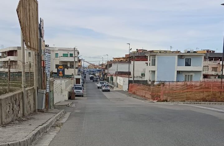 Trovato con pistola e droga in casa: 26enne arrestato a Licola Mare