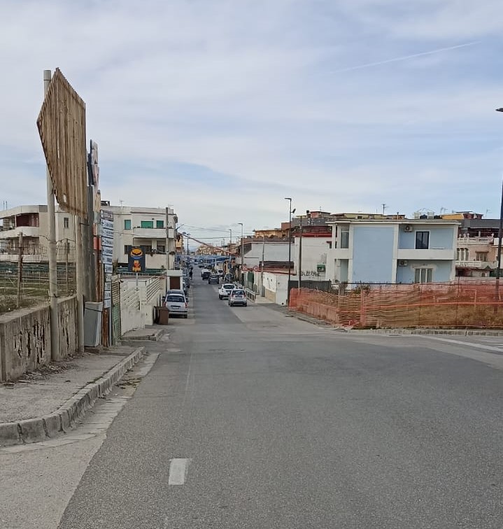 Trovato con pistola e droga in casa: 26enne arrestato a Licola Mare