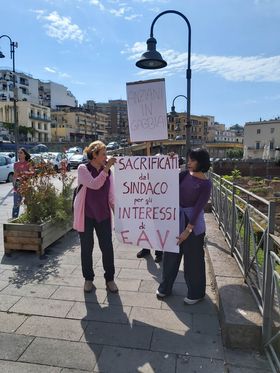 POZZUOLI/ Residenti protestano contro il sindaco Manzoni e l’EAV «Riaprite quel passaggio» – LE FOTO