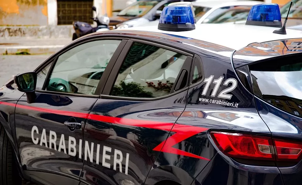 Truffano una 70enne e tentano la fuga in traghetto: arrestati