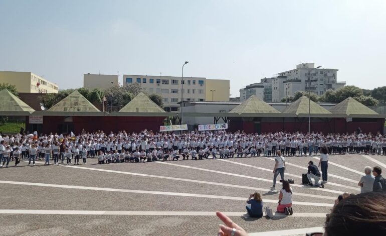 POZZUOLI/ Flash mob a Monterusciello: i bambini dicono stop all’emarginazione e all’indifferenza